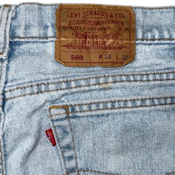 Vintage 90s Levi’s men’s 34 by 32 light wash classics has fading and a few small - Picture 5 of 8